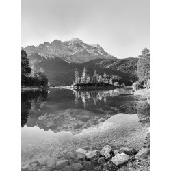 Eibsee mit Zugspitze hochkant sw