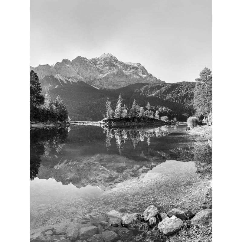 Eibsee mit Zugspitze hochkant sw
