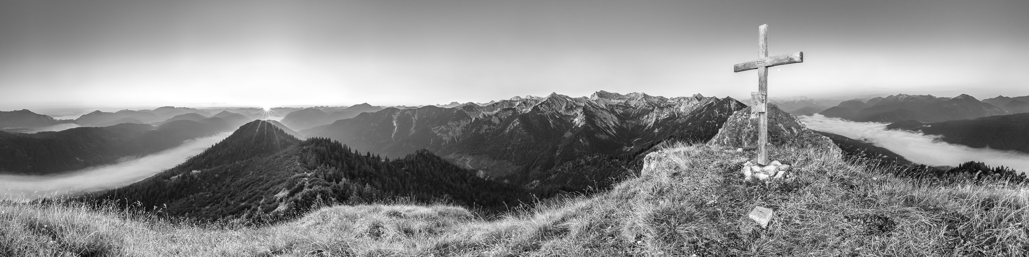 Schwarz weiß Rundumblick ca. 355 ° am Hohen Grasberg - im Tal hängt noch der Nebel. Soierngruppe Bergpanorama in den bayerischen Alpen.