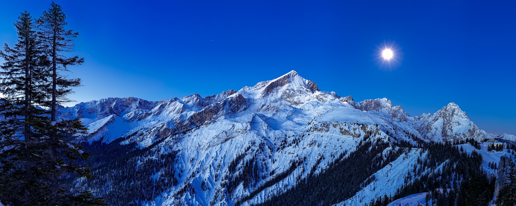 Alpspitze und Zugspitze bei Vollmond im Winter.
