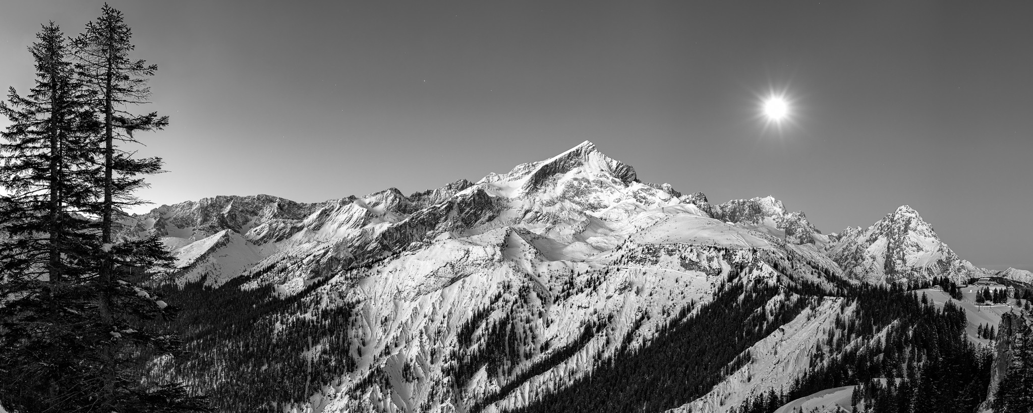 Alpspitze, Zugspitze und Waxenstein bei Vollmond im Winter.
