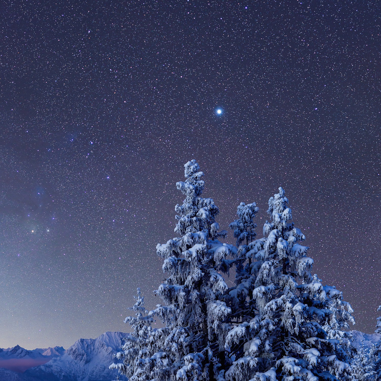 Sternenhimmel - Winterlandschaft in den Bergen