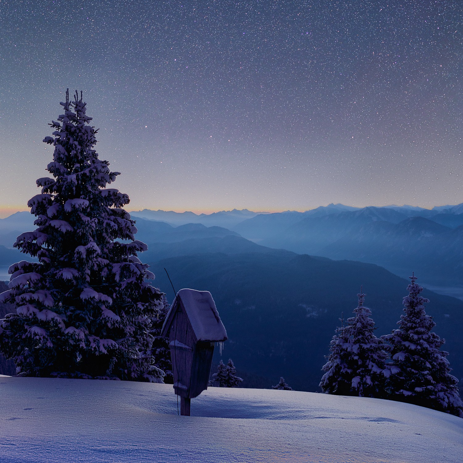 Sternenhimmel - den in Bergen Winterlandschaft
