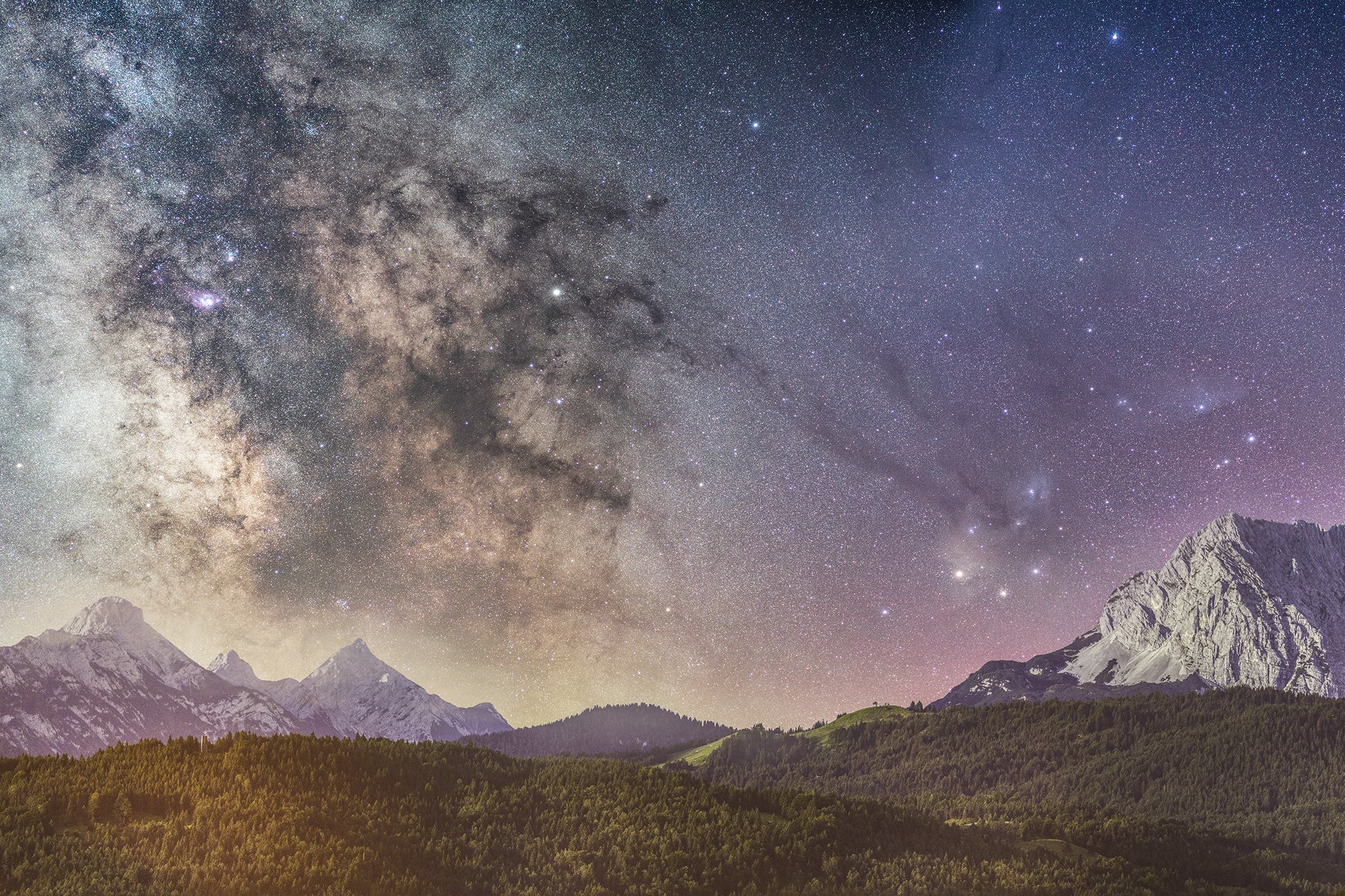Eine extreme Langzeitbelichtung einer absolut klaren Julinacht im Oberen Isartal bei Krün. Der aufgehende Mond bringt von rechts Licht in die Landschaft und erleuchtet die Arnspitzen Kranzberg und Wetterstein. 