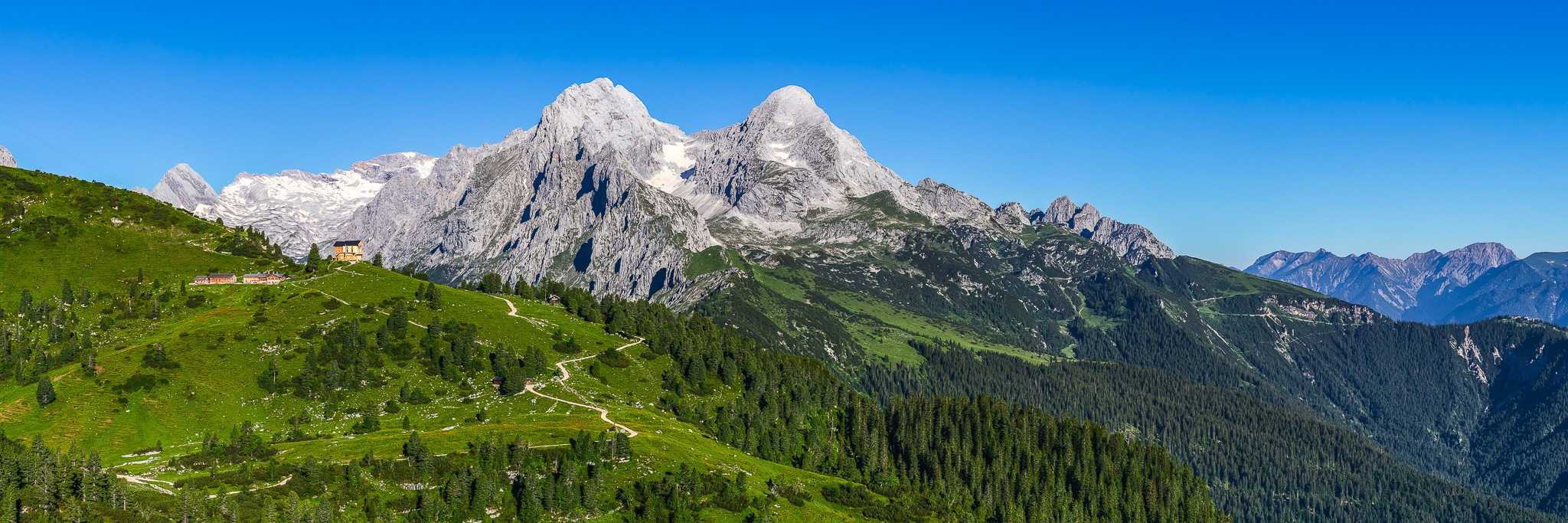 Garmisch-Partenkirchen. Berglandschaft am Schachen mit dem Jagdschloss von König Ludwig II und der grandiose Blick auf die umliegenden Berge. Links oben der Gletscher der Zugspitze