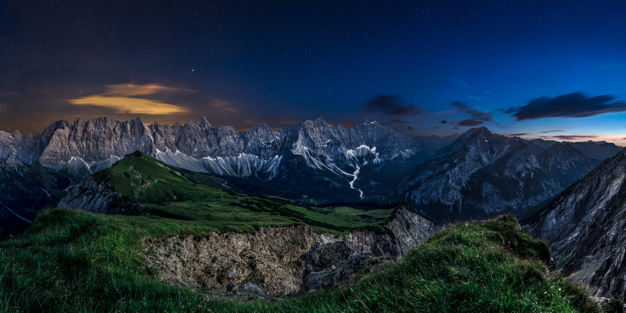 Sternenhimmel über dem Karwendelhauptkamm. Rechts das Johannistal mit dem Kleinen Ahornboden.