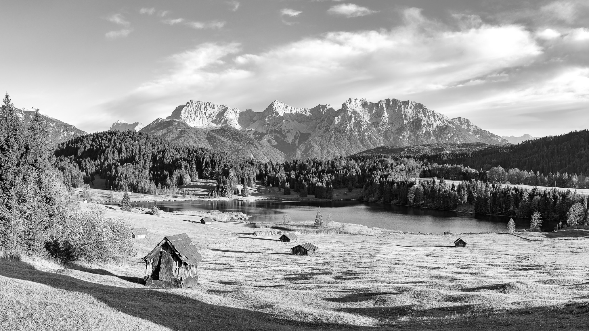 Geroldsee (Wagenbrüchsee) mit Blick auf das Karwendelgebirge. Schwarz - Weiß